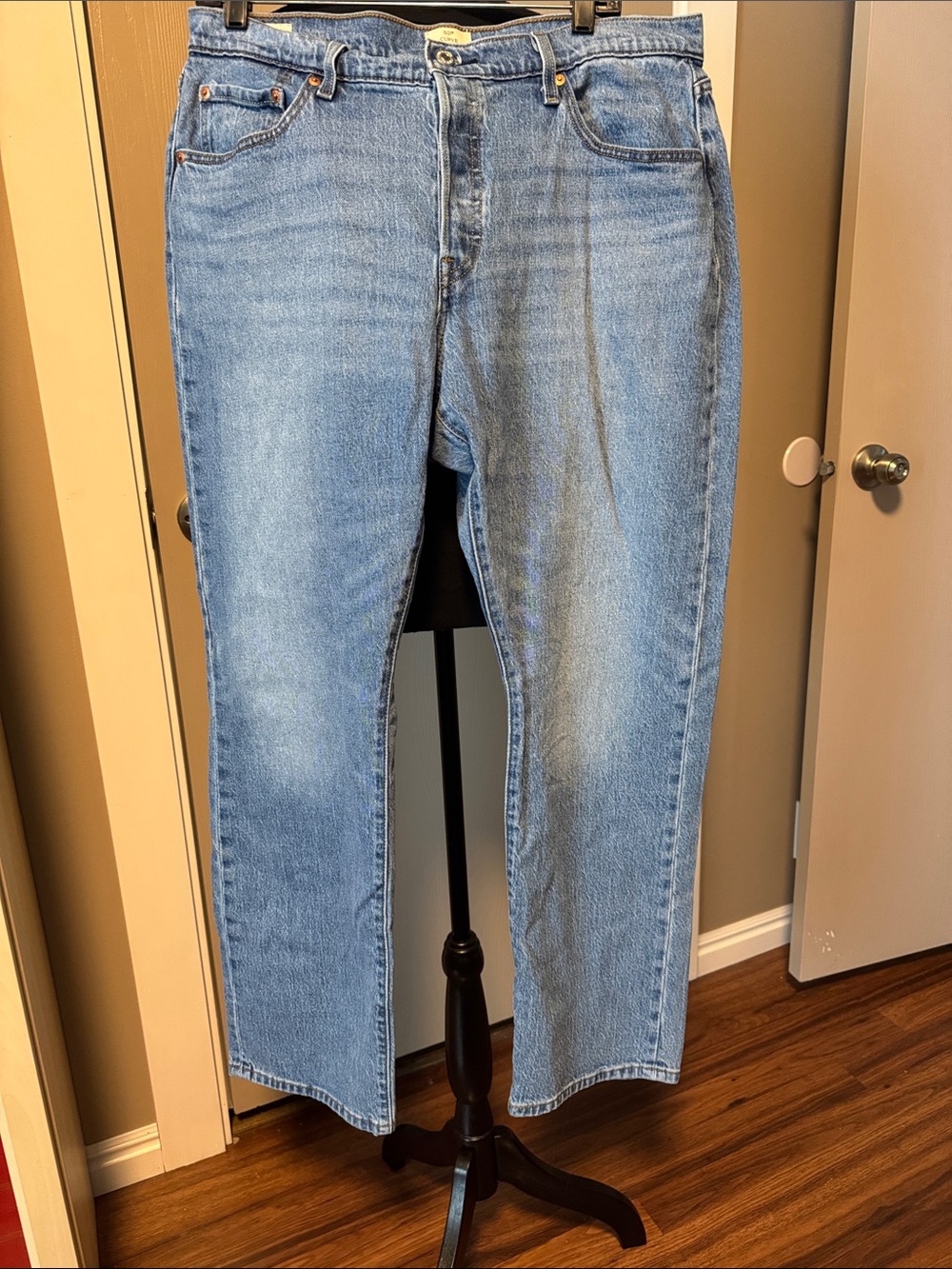 Levi's Light Wash Straight Leg Women's Jeans